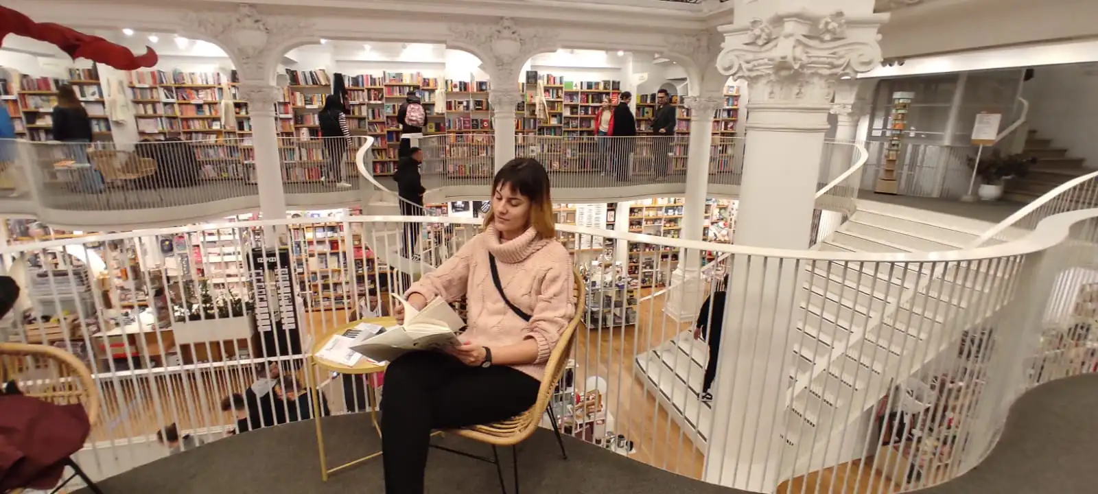 Elsa Sánchez Peña sorprende con su obra NASCITURUS, un poemario filosófico que invita a la reflexión