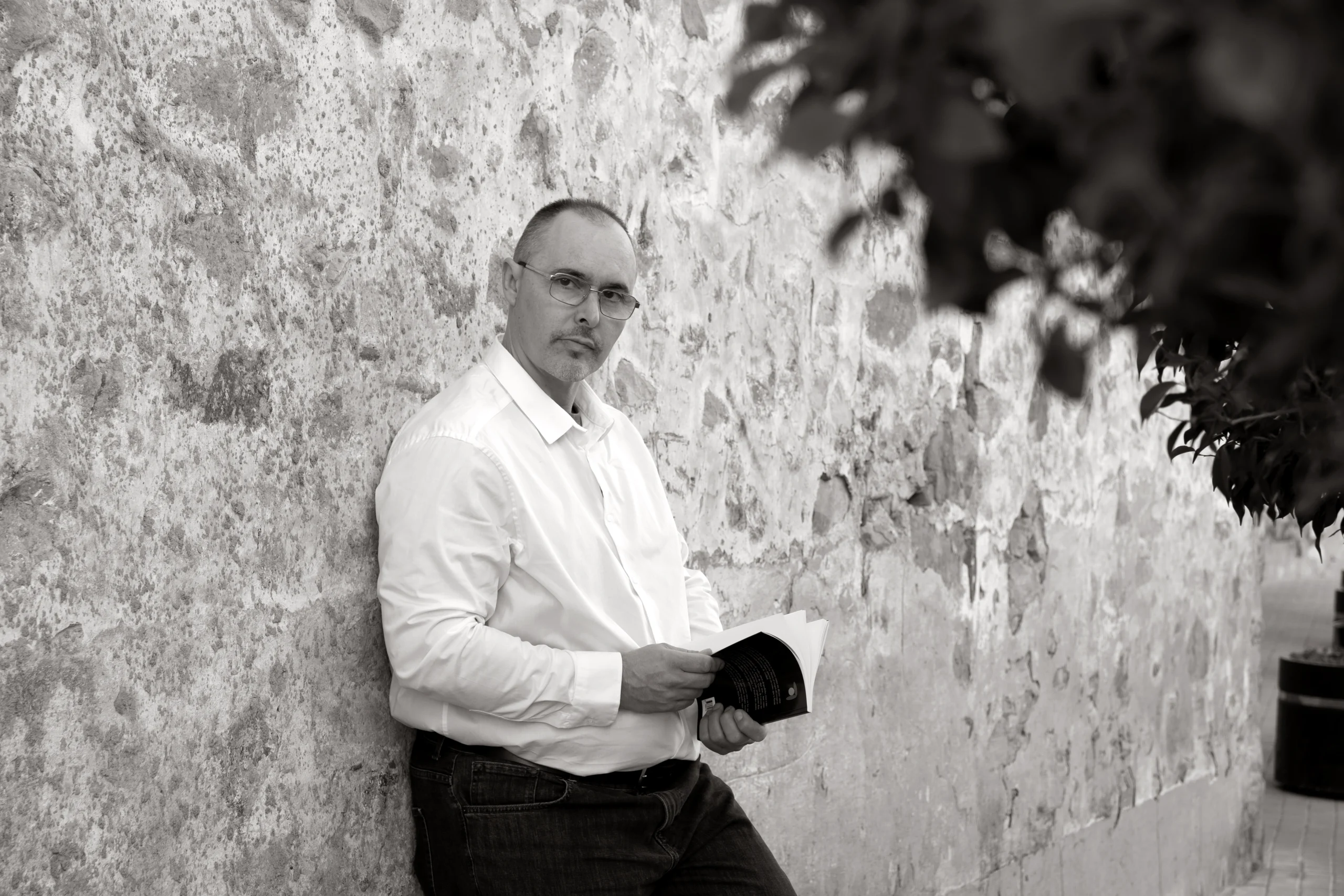 Vicente de Gávaso sorprende con su primer libro de poesía, un viaje emocional al compás del tiempo