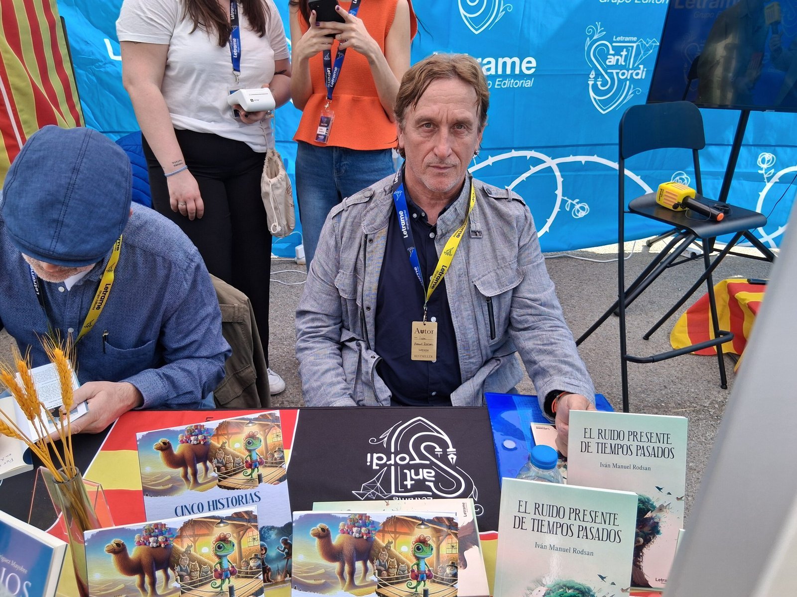 Iván Rodríguez Sánchez firmó su obra debut Cinco historias para soñar en la parada de Editorial Letrame