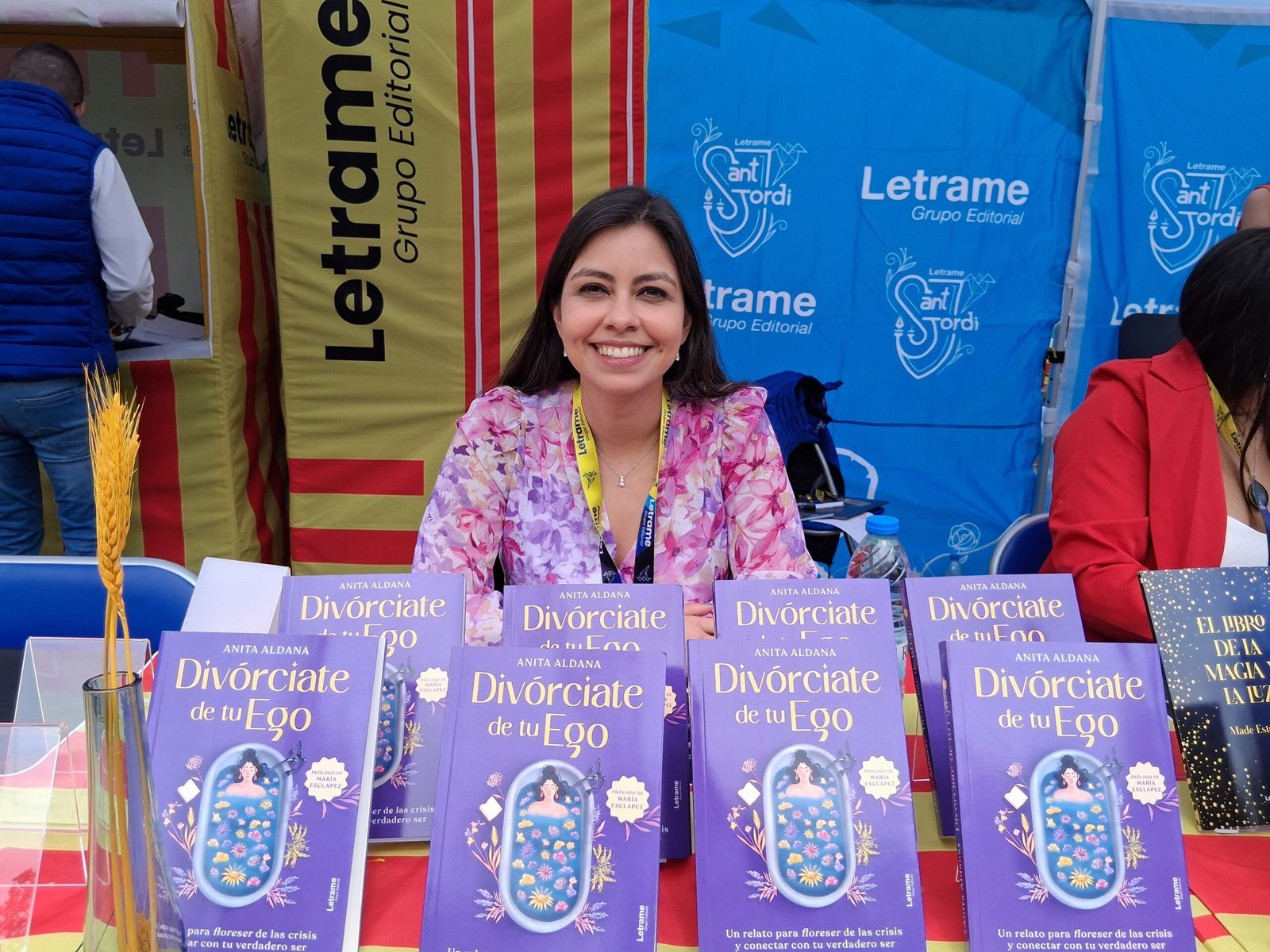 Éxito de convocatoria en la firma de libros de Anita Aldana en Sant Jordi 2025
