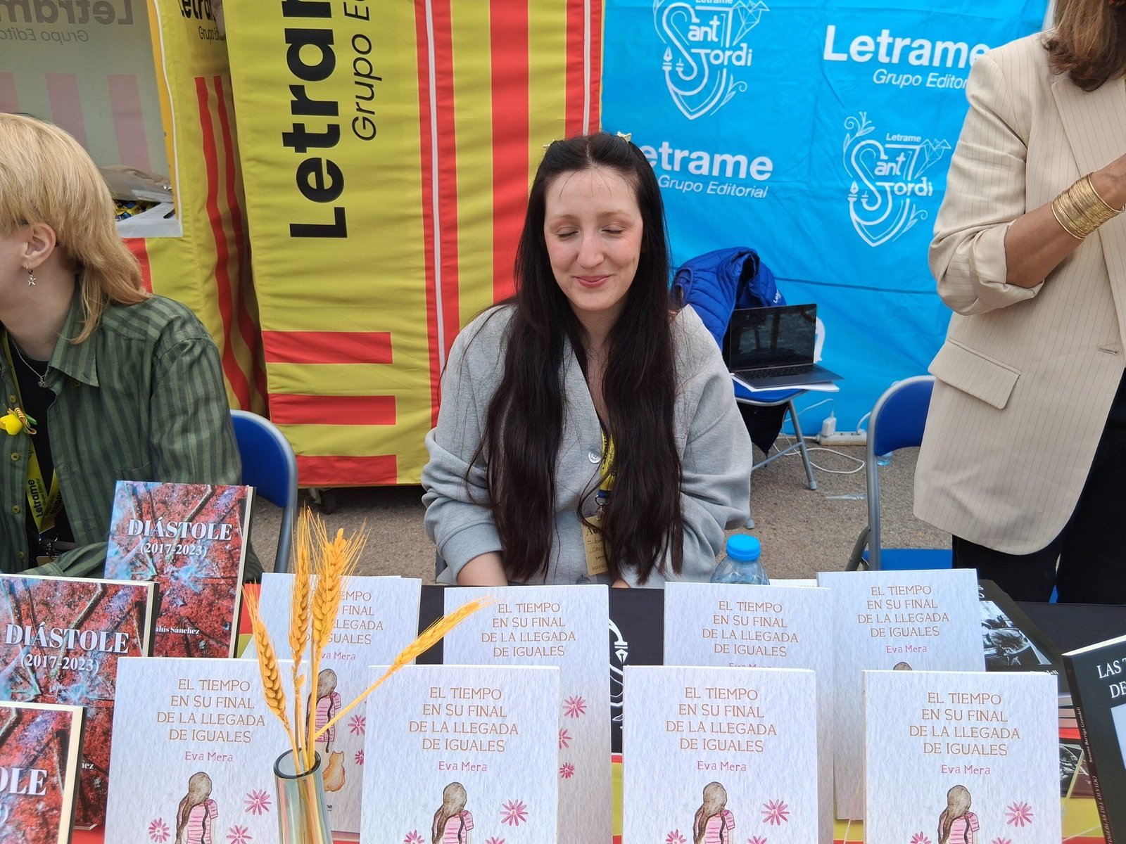 La escritora Eva Macarena Mera Vieites firmó ejemplares de su última obra en Sant Jordi 2025 con Editorial Letrame